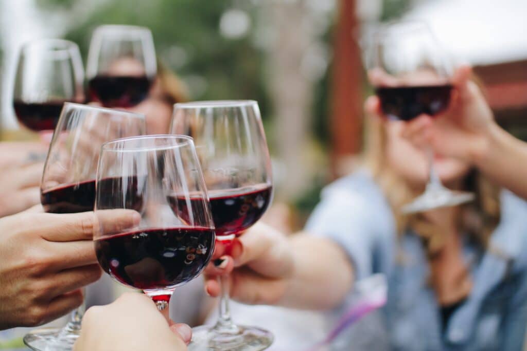 Descubre el arte de maridar vinos: Consejos y recomendaciones